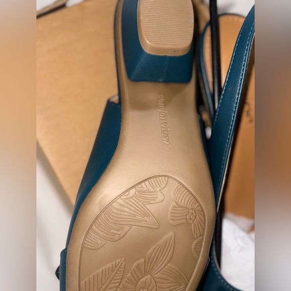 Flat heel shoes with flower detail - Picture 5 of 8